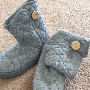 Gray sweater Ugg boots size 7